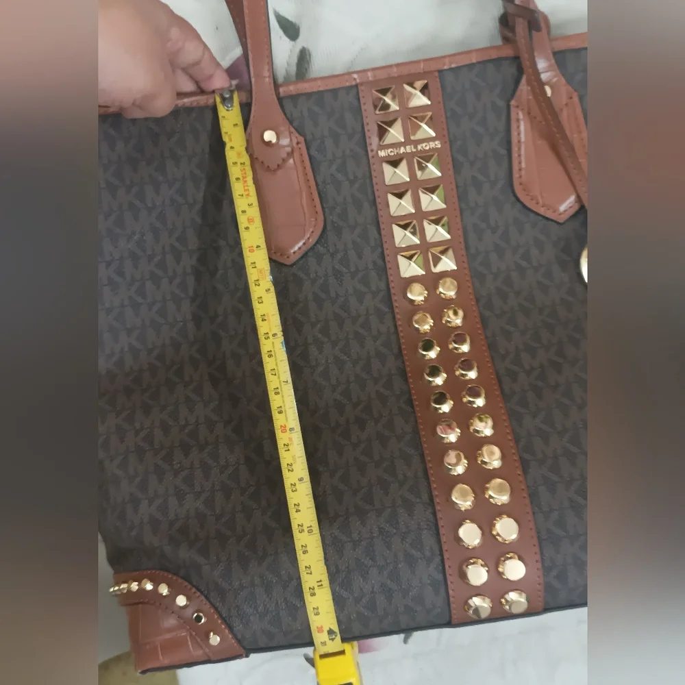 Authentic Michael Kors Eva Tote and Pouch - Picture 8 of 11